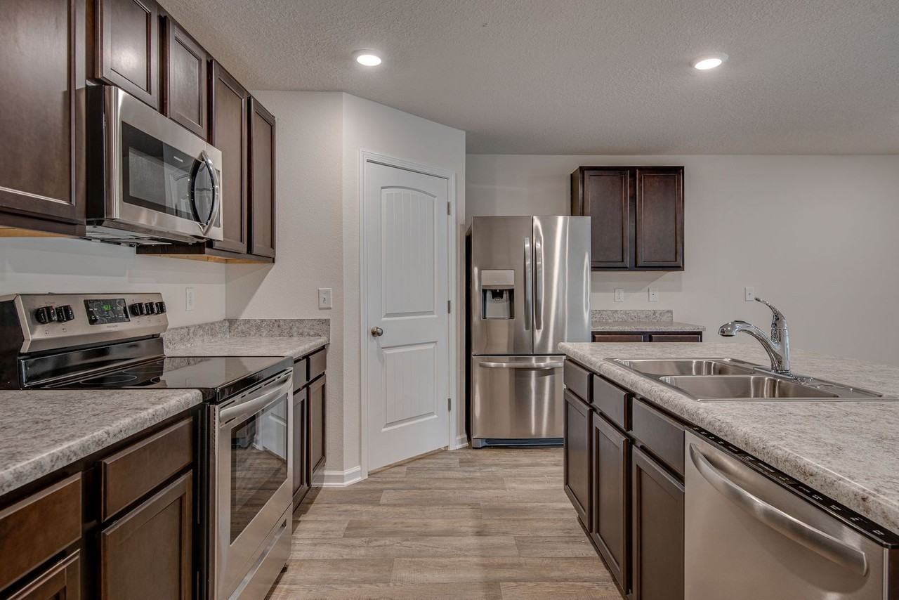 6401 Churchill Cir - Photo 4 of 24