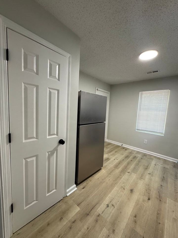 2109 Albany St - Photo 4 of 28