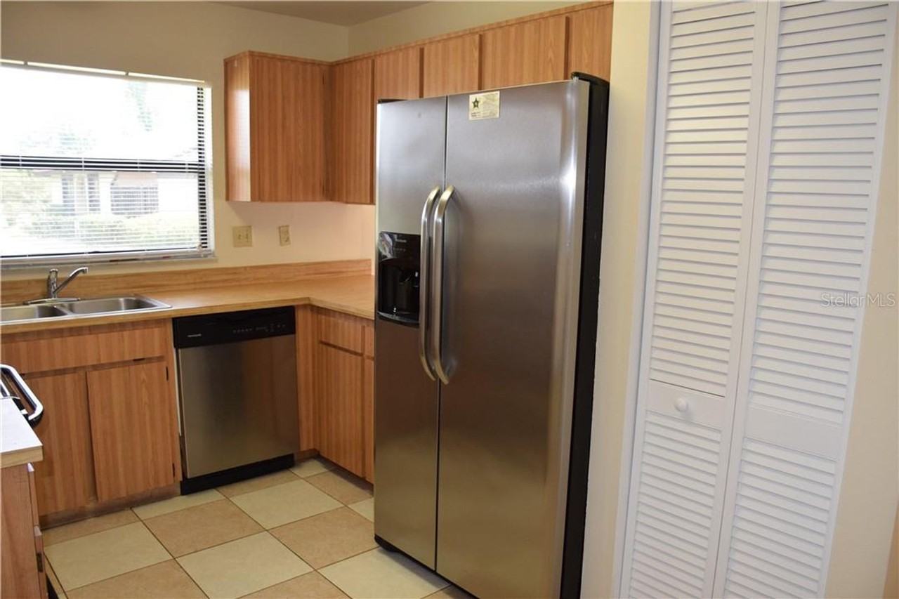 470 Hunter Cir - Photo 4 of 15