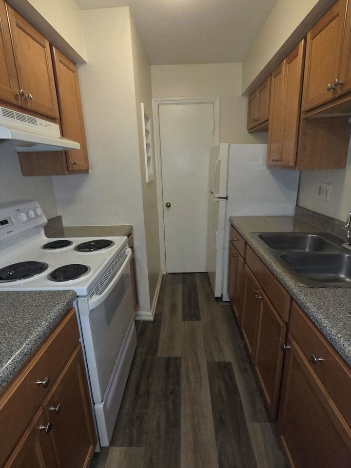 550 - Kings Grant - Photo 2 of 7