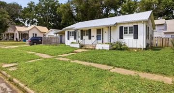 featured image of 304 W 7th St