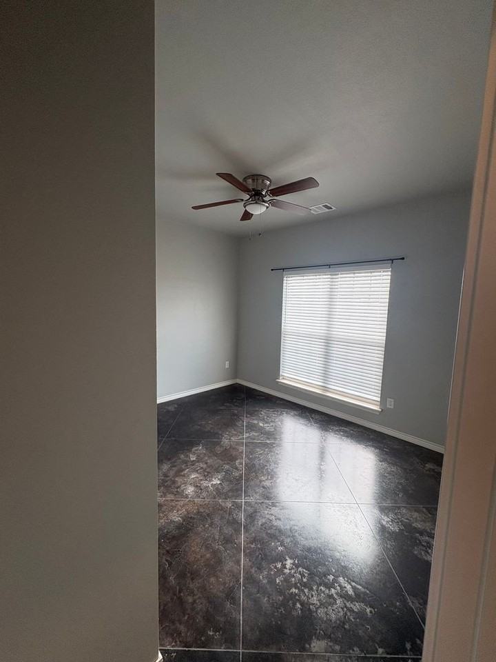 7402 Jake St - Photo 3 of 7