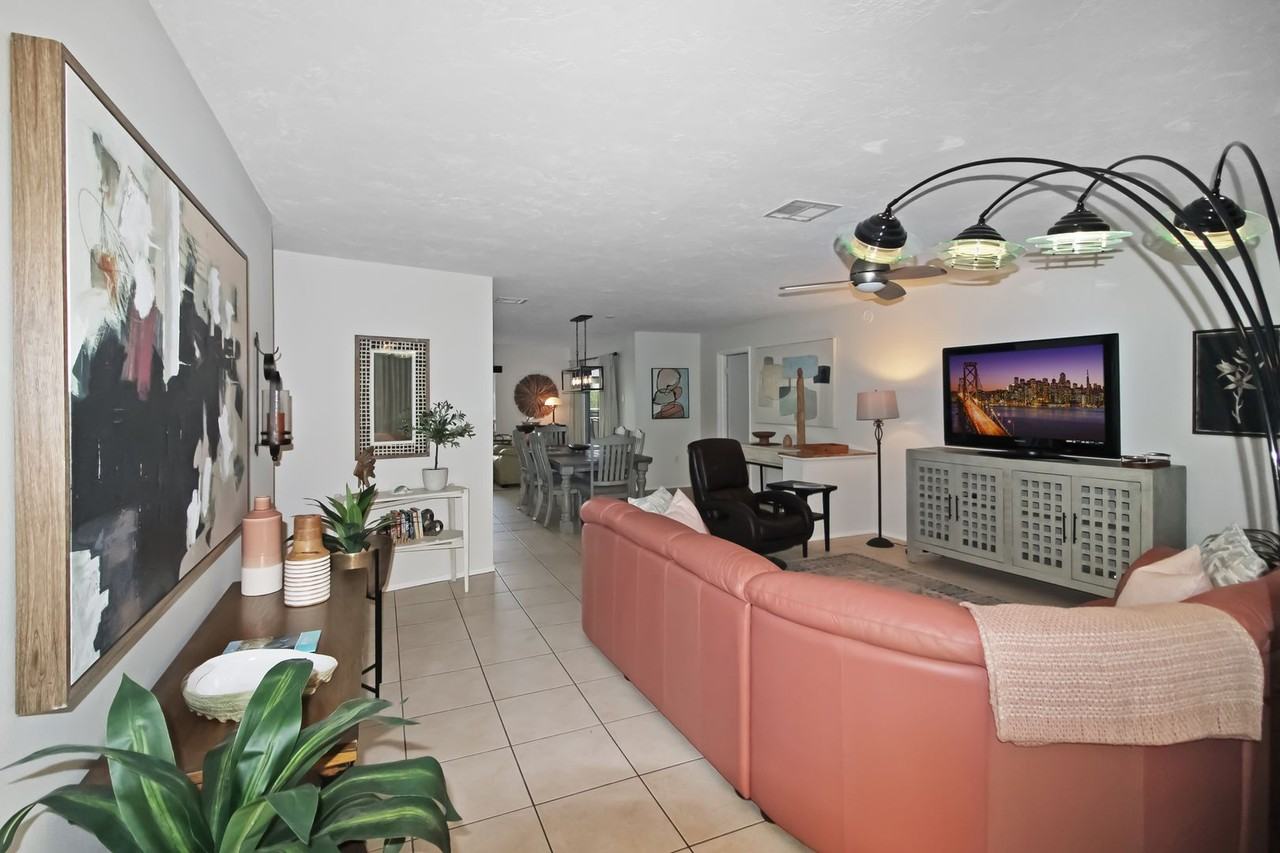 242 Capri Ave - Photo 3 of 22