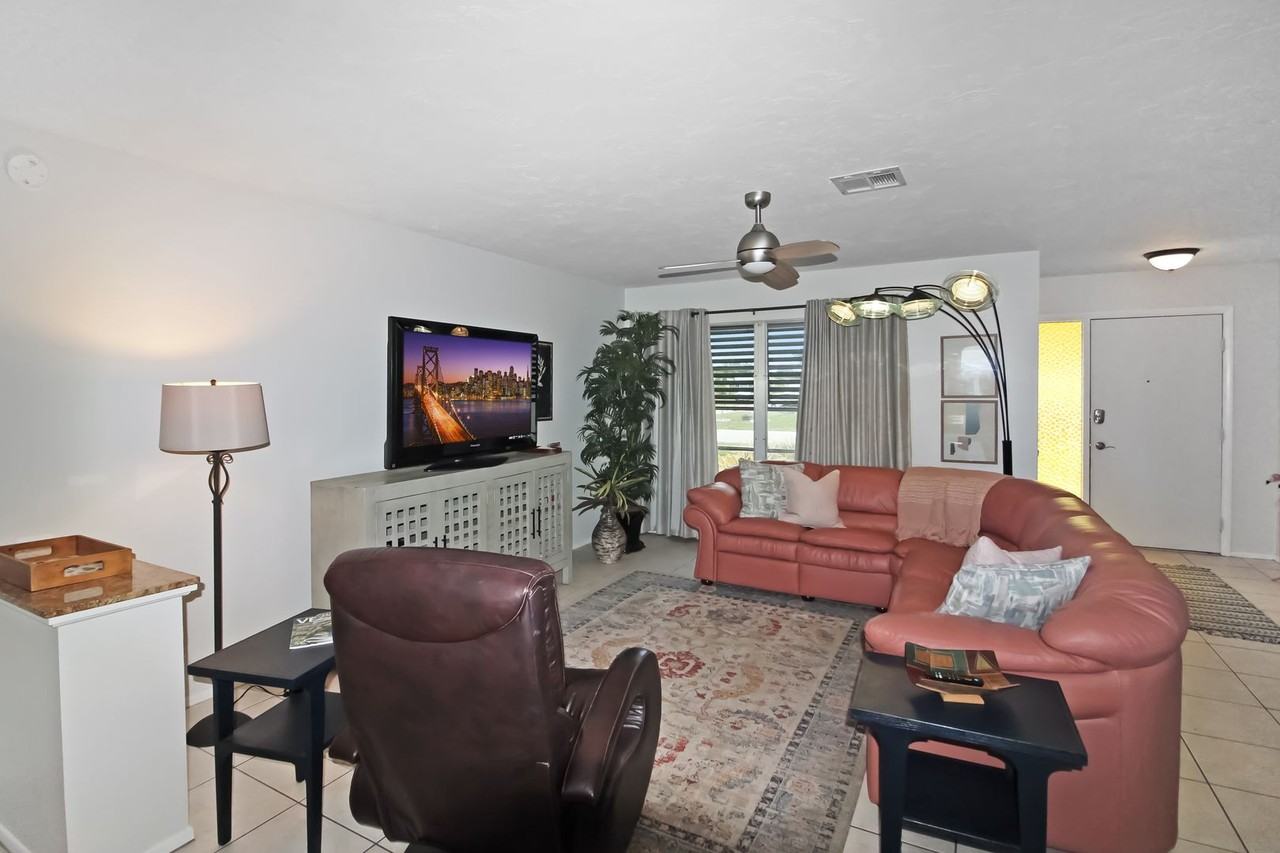 242 Capri Ave - Photo 4 of 22