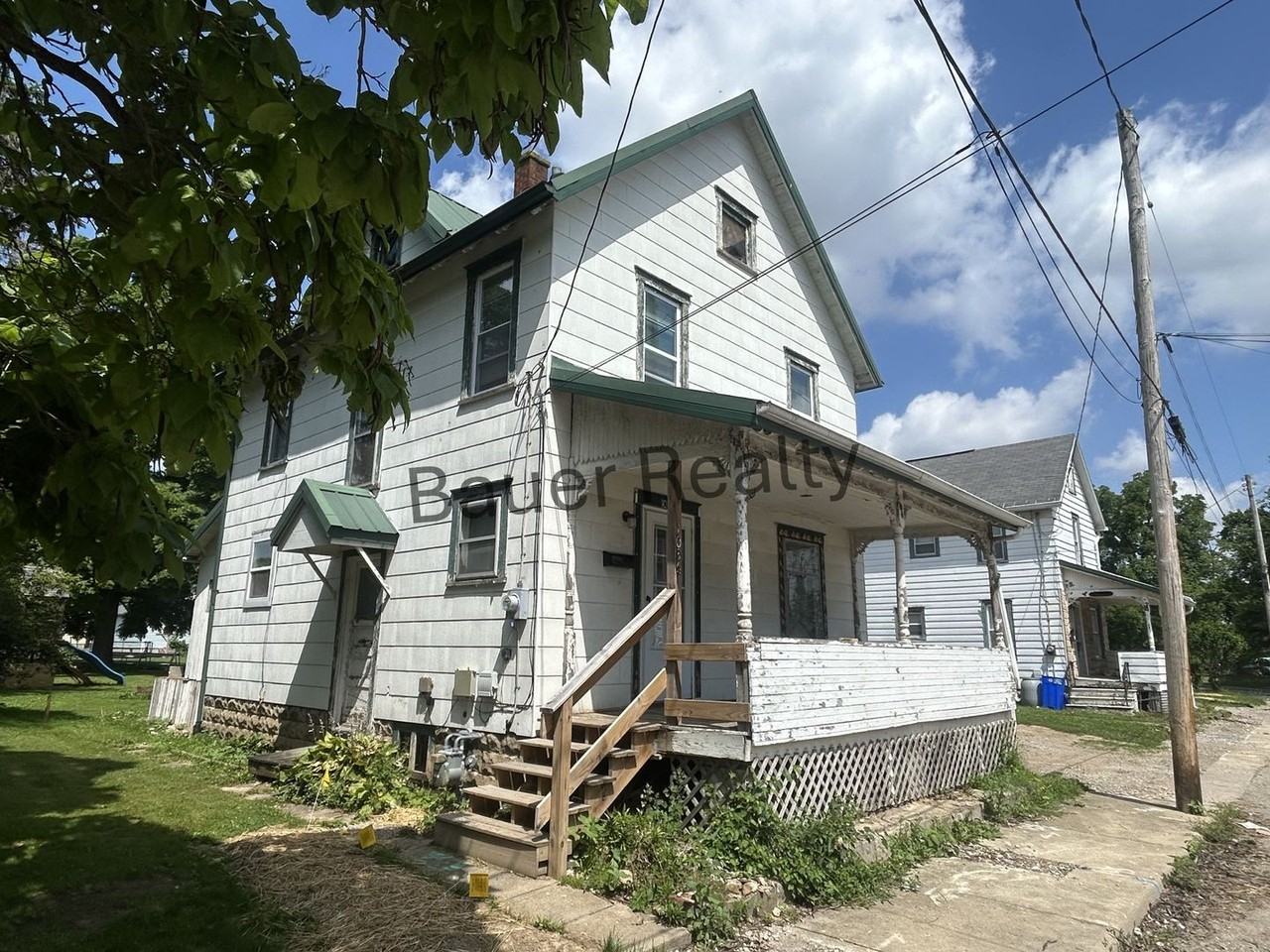 1036 Arch St - Photo 2 of 13