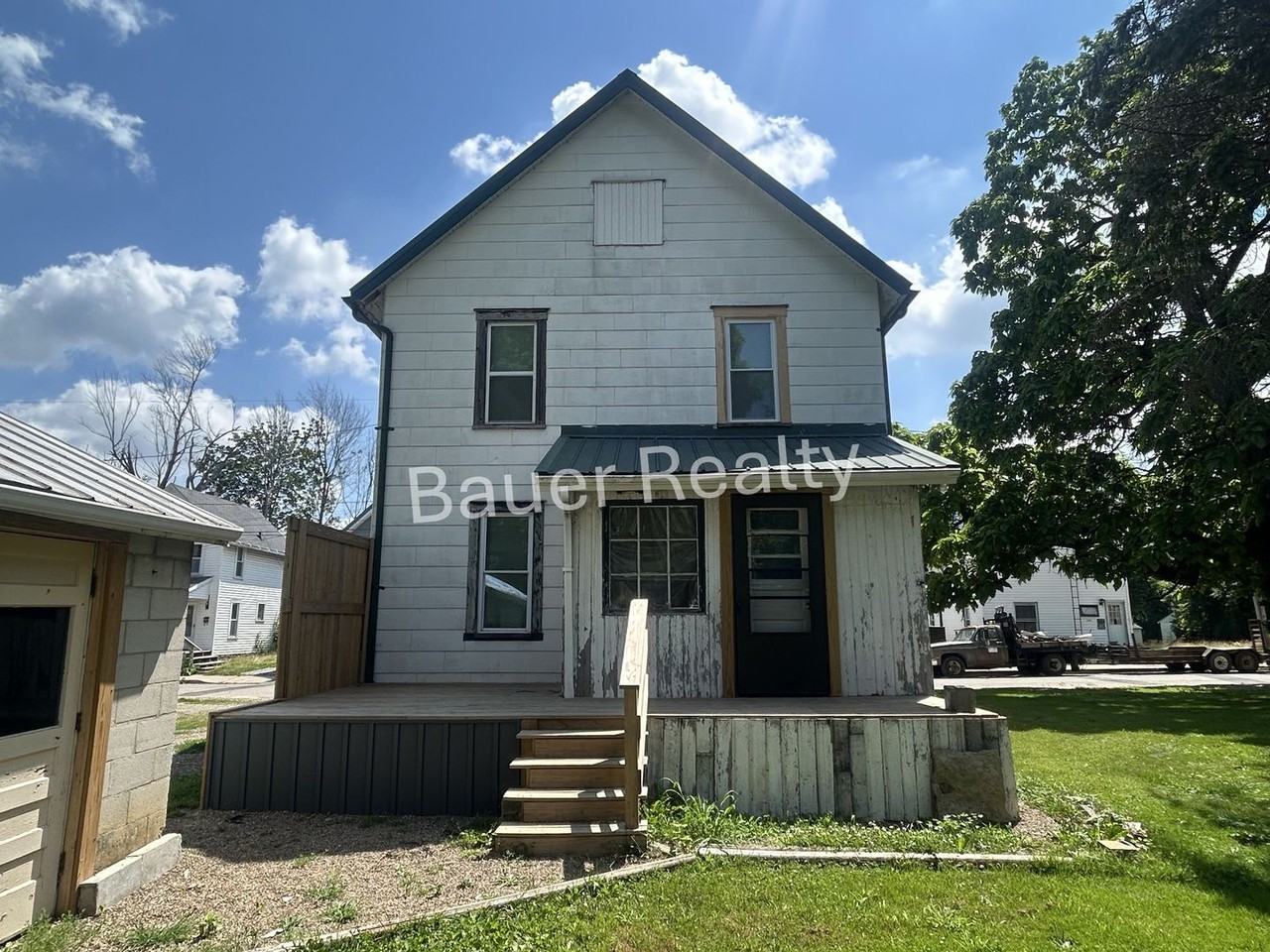 1036 Arch St - Photo 3 of 13