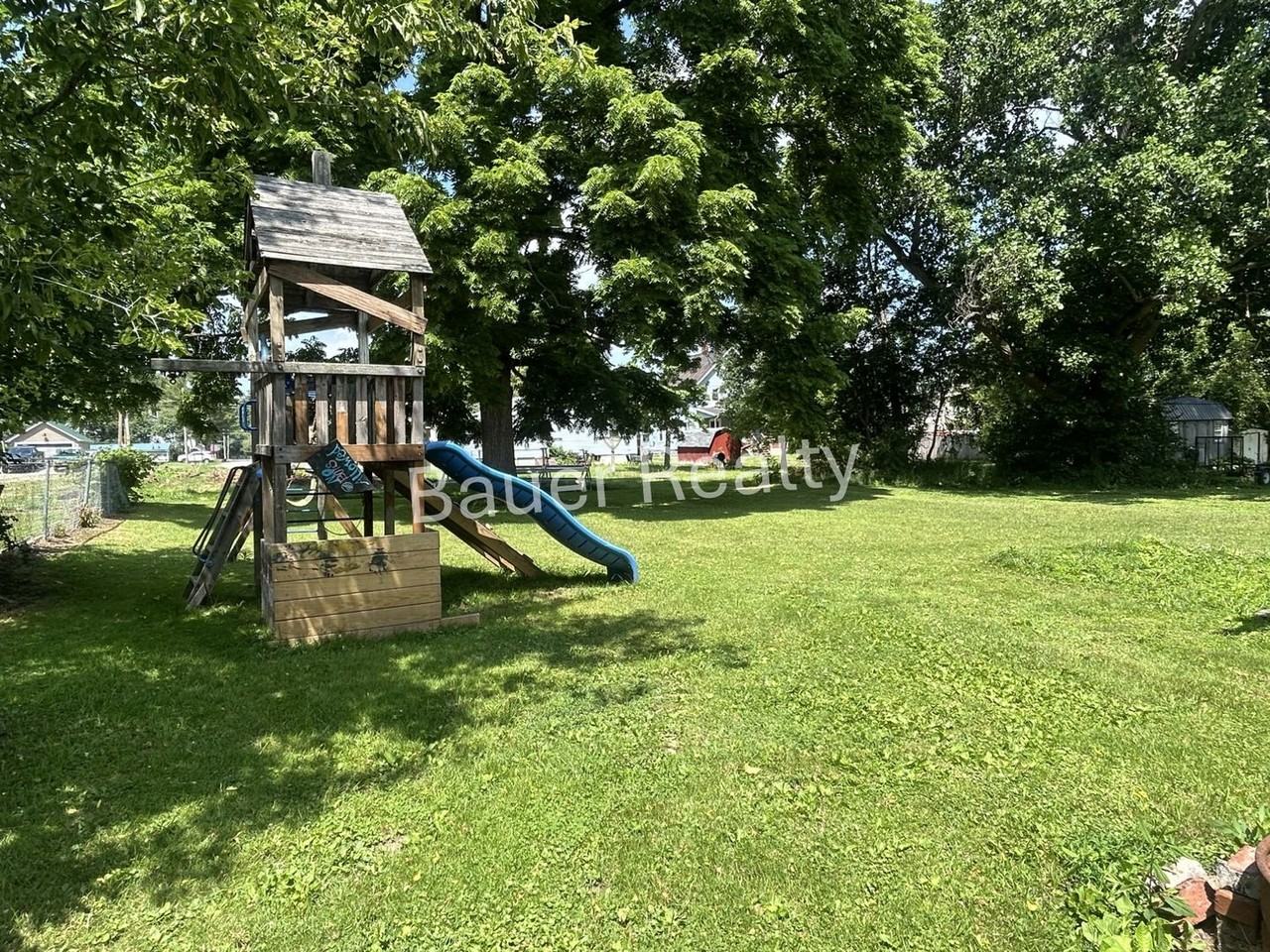 1036 Arch St - Photo 4 of 13