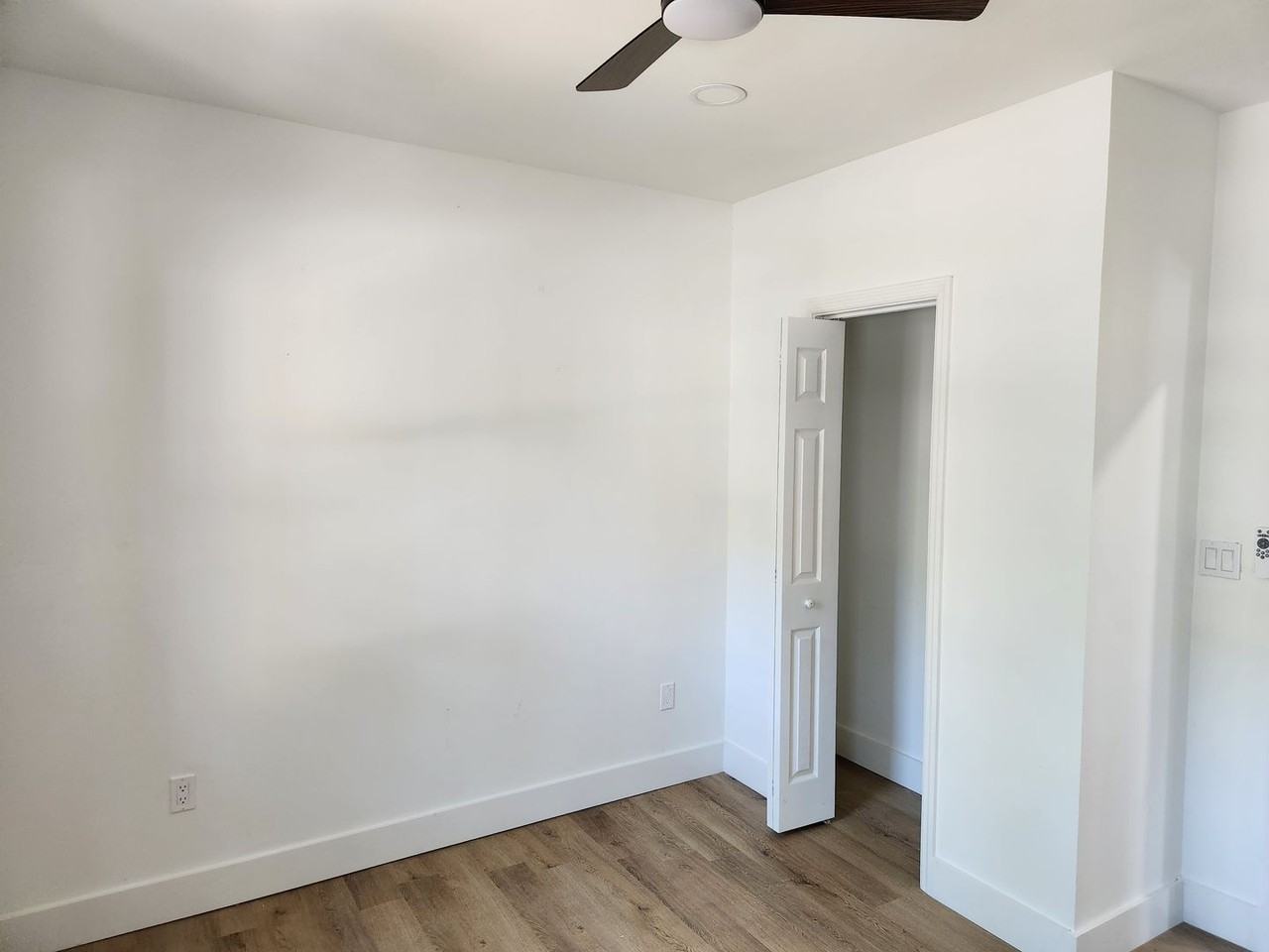 422 W 42nd St - Photo 4 of 35