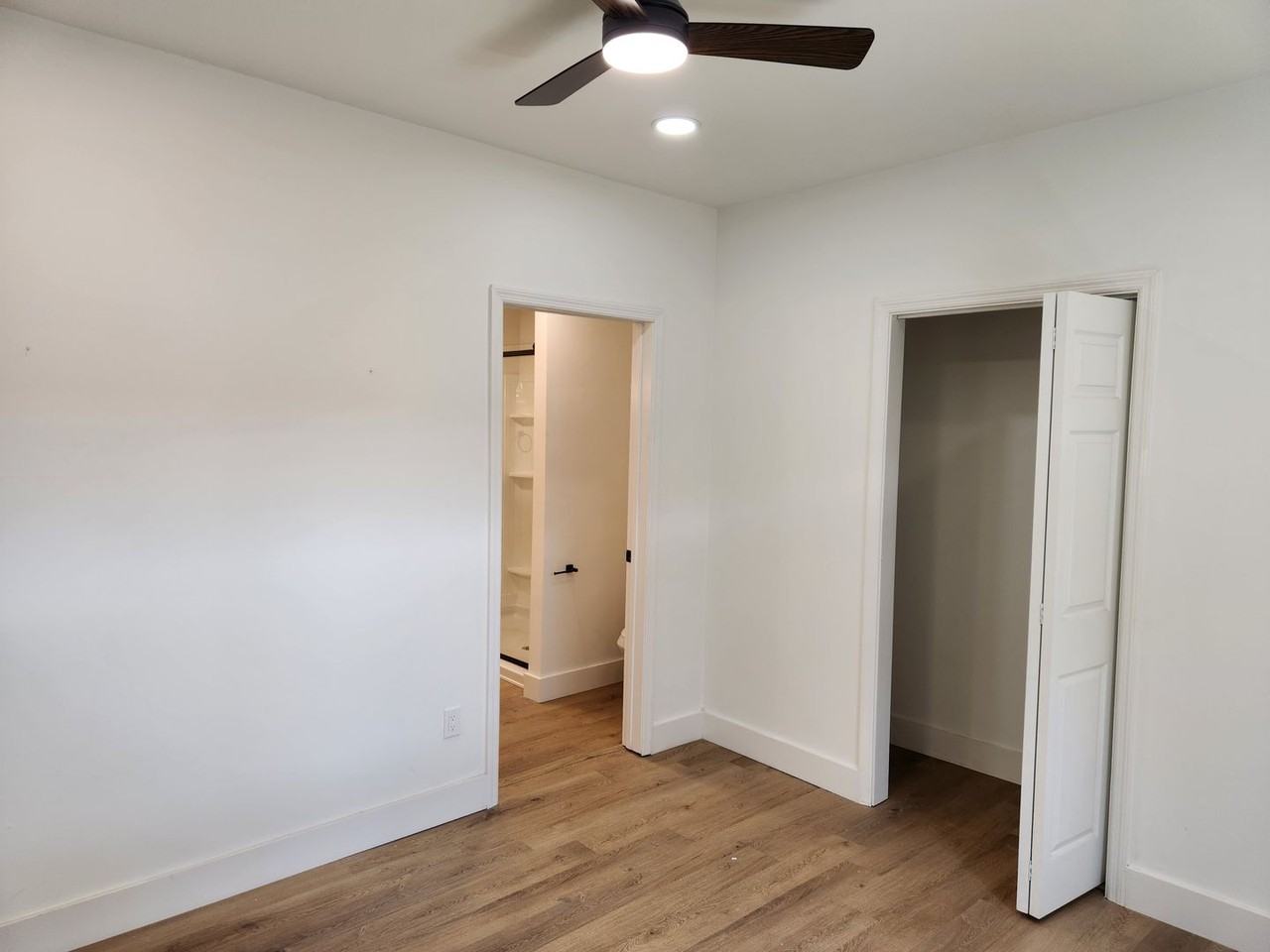 422 W 42nd St - Photo 5 of 35