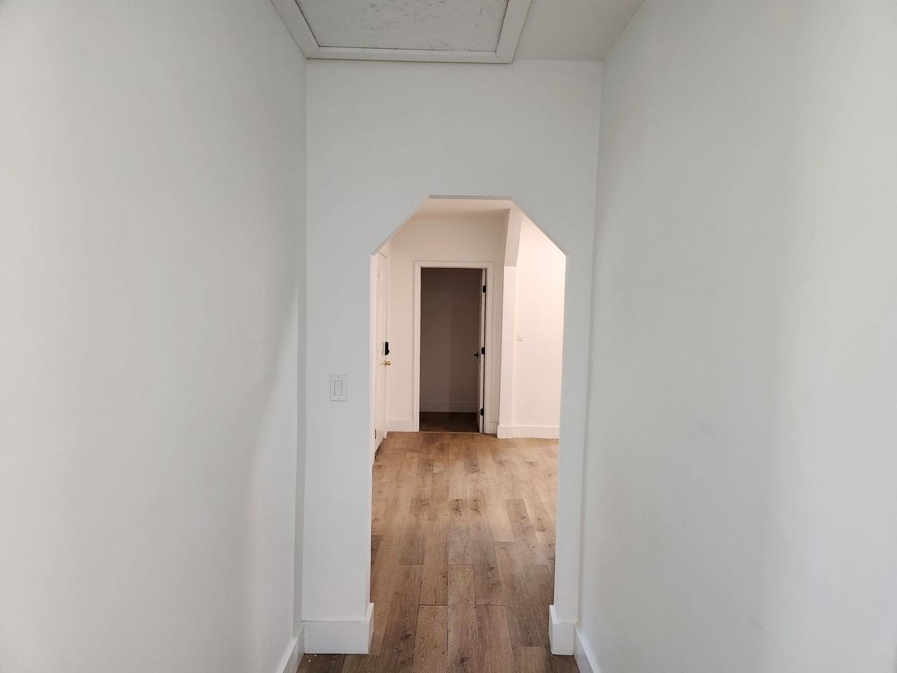 422 W 42nd St - Photo 7 of 35