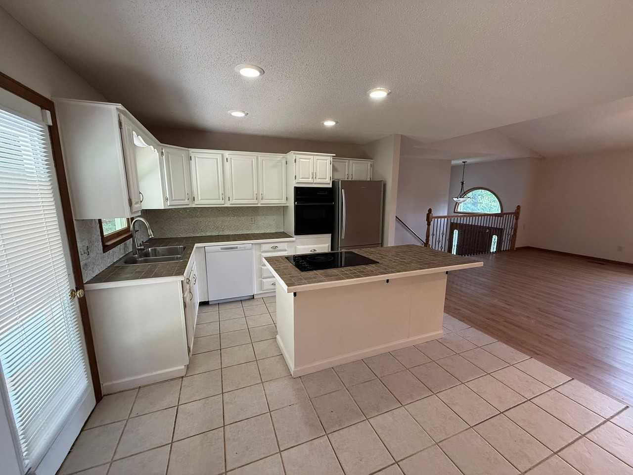 1201 Eastbrook Dr - Photo 5 of 34