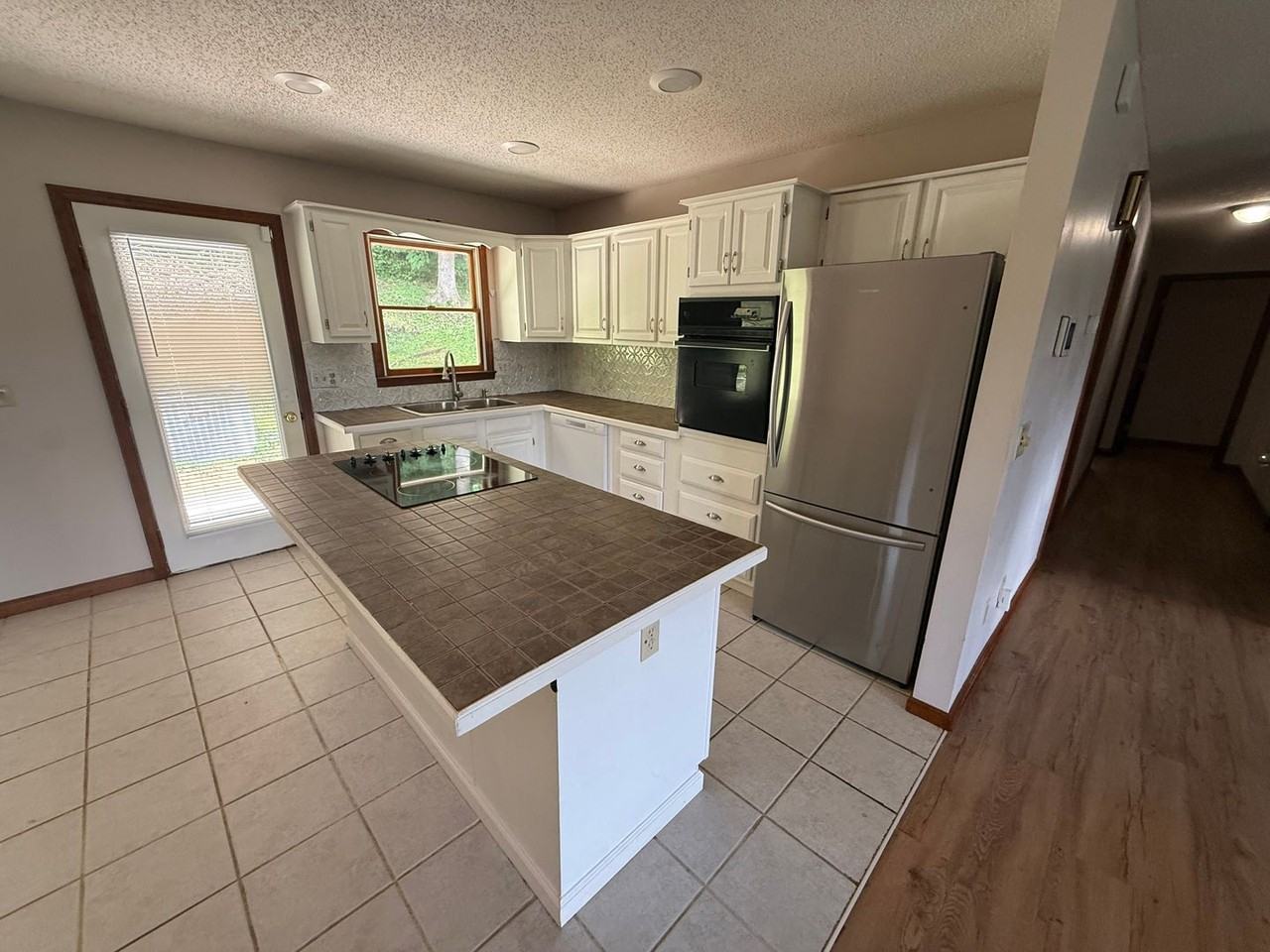 1201 Eastbrook Dr - Photo 6 of 34
