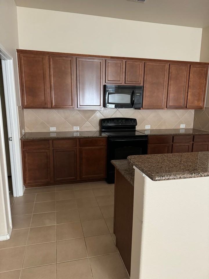 1233 Shelley Dr - Photo 3 of 3