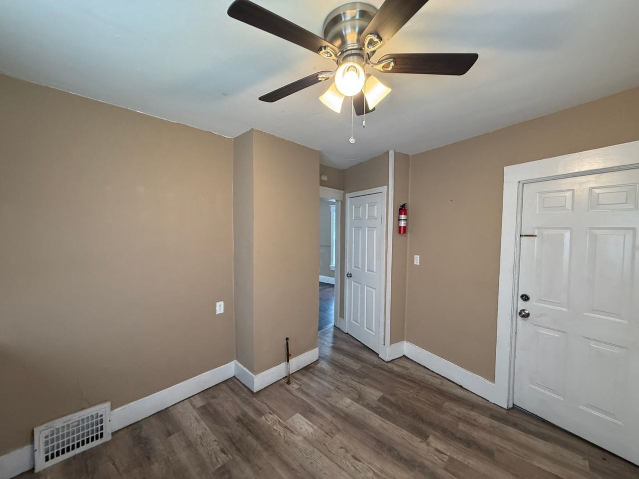 522 W 23rd St - Photo 5 of 49