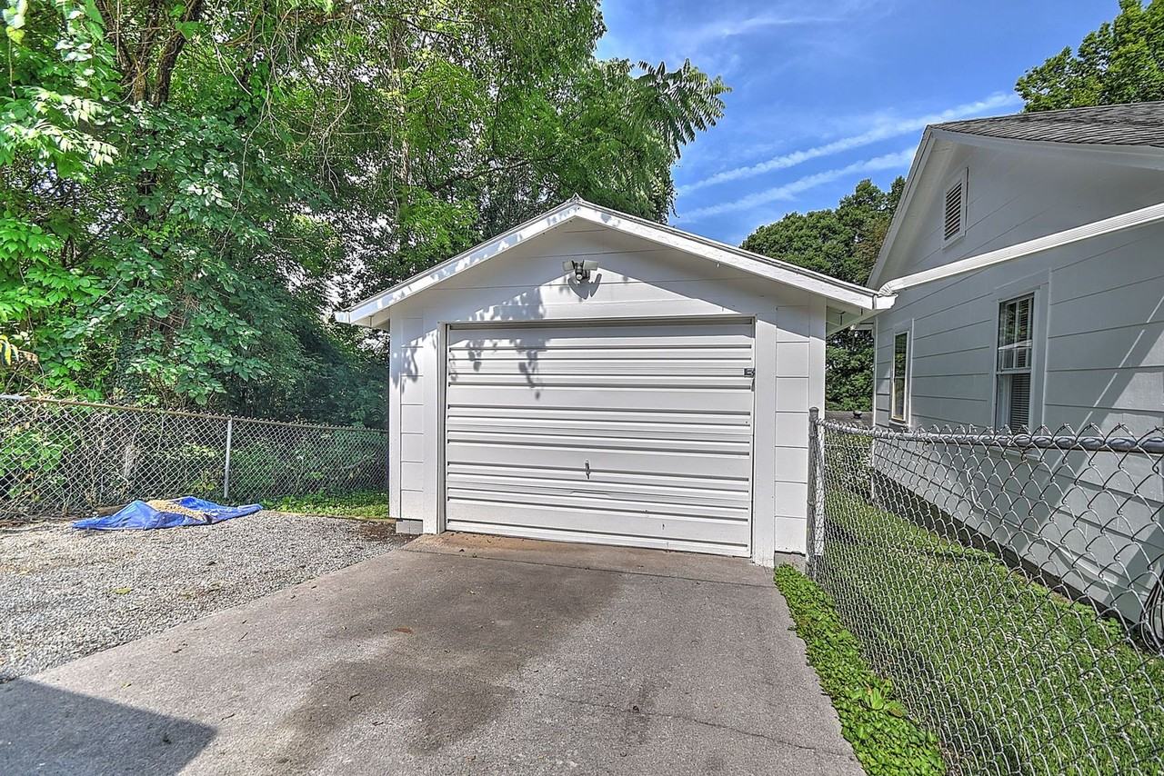 1050 Delawana St - Photo 3 of 19