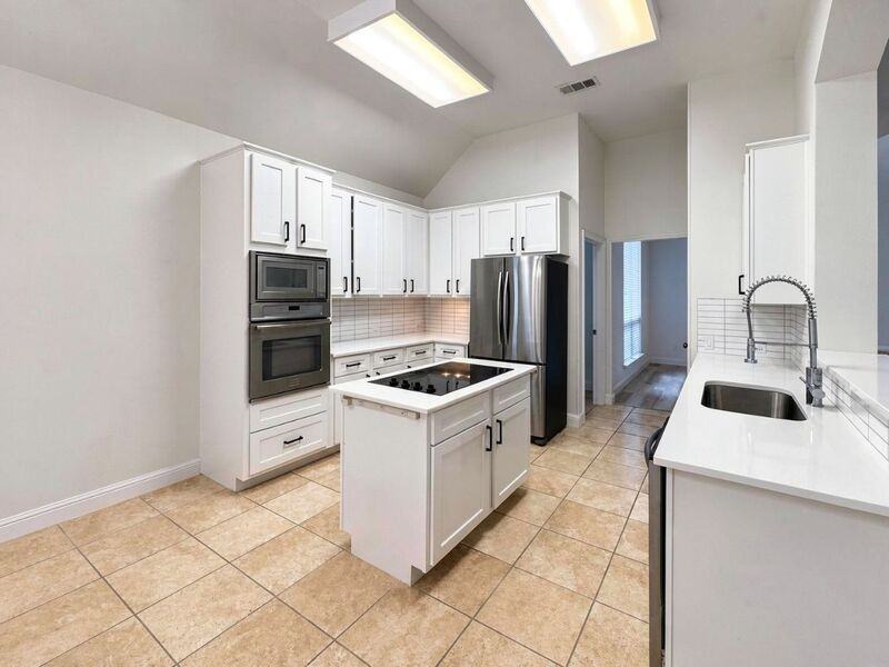 3867 Ridgelake Ct - Photo 4 of 17
