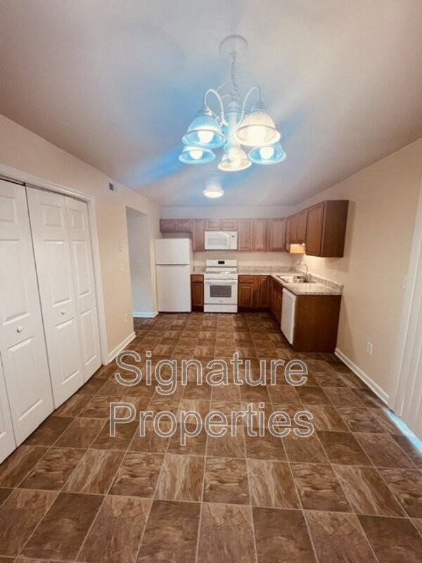 555 Fairfax Ave - Photo 6 of 29