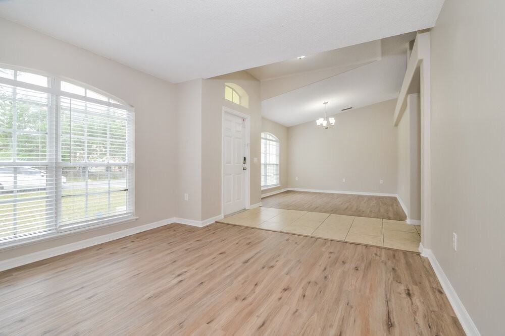 903 Bonneville Ln - Photo 4 of 16