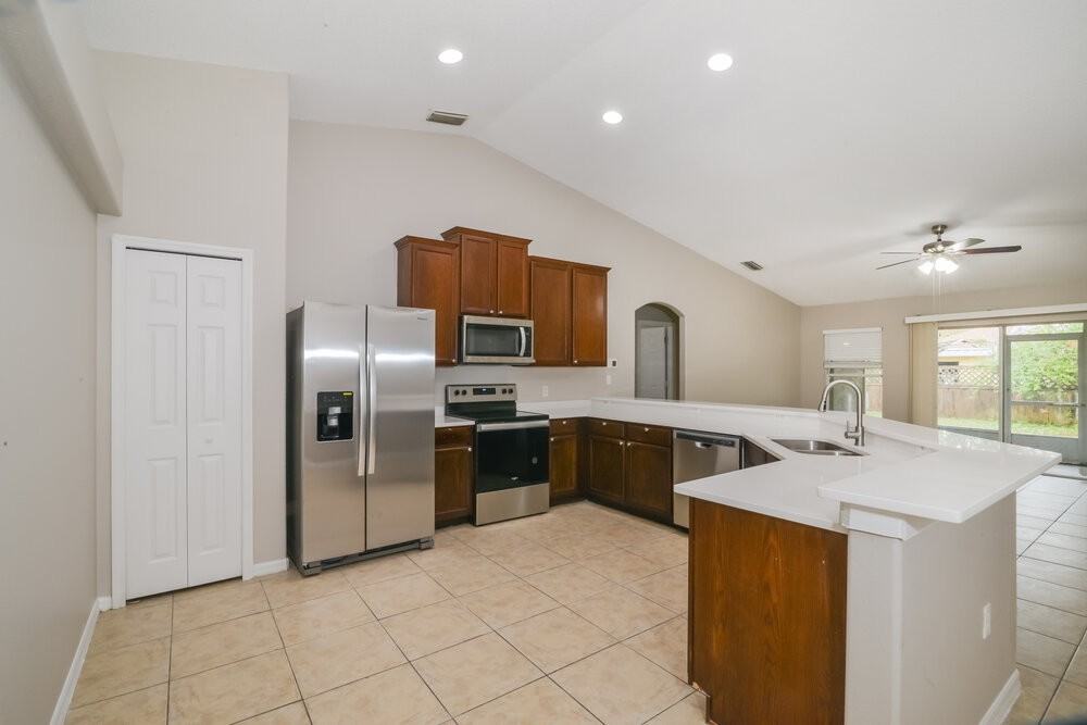 903 Bonneville Ln - Photo 7 of 16