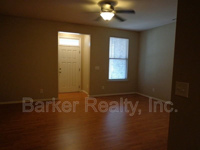 3018 Freeport Dr - Photo 2 of 10