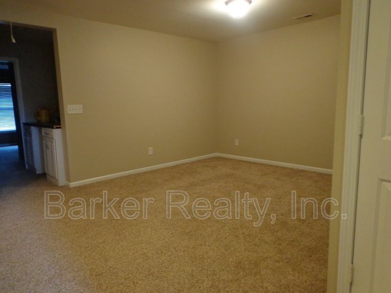 3018 Freeport Dr - Photo 7 of 10