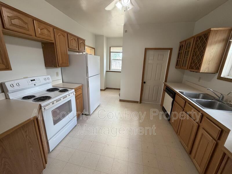 661 N 4th St - Photo 3 of 12