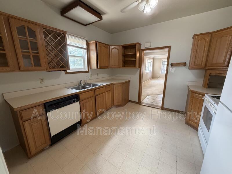 661 N 4th St - Photo 4 of 12