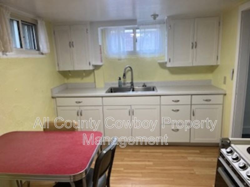 557 1/2 N 8th St - Photo 2 of 15