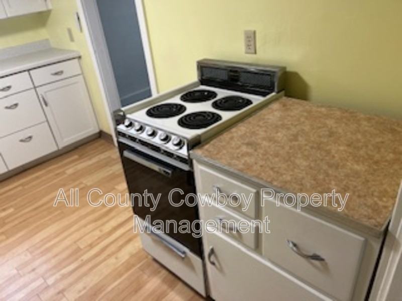 557 1/2 N 8th St - Photo 3 of 15
