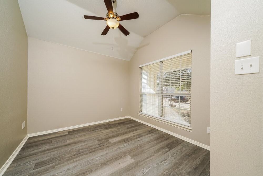 409 Creekview Dr - Photo 3 of 16