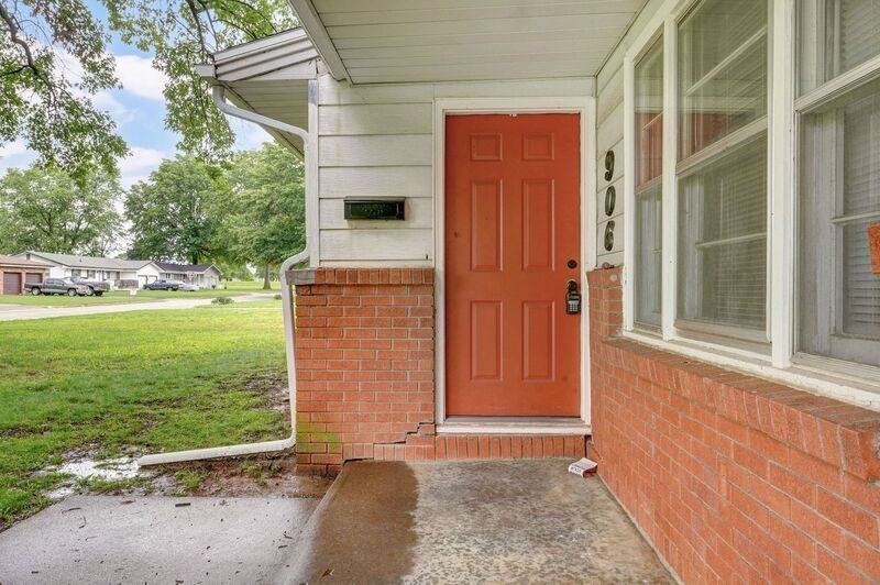 906 N Belview Ave - Photo 3 of 20