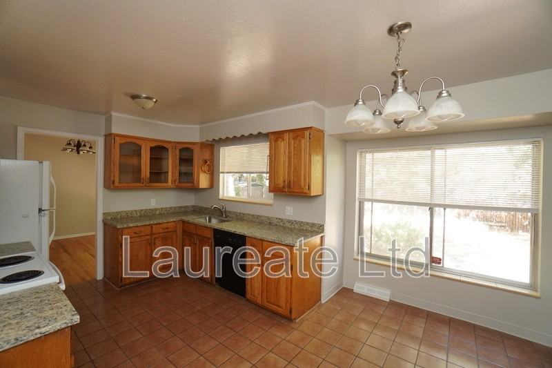 1853 S Oakland St - Photo 7 of 30