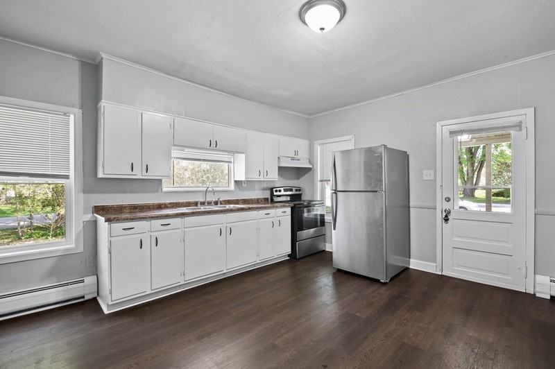 111 Center St - Photo 3 of 16