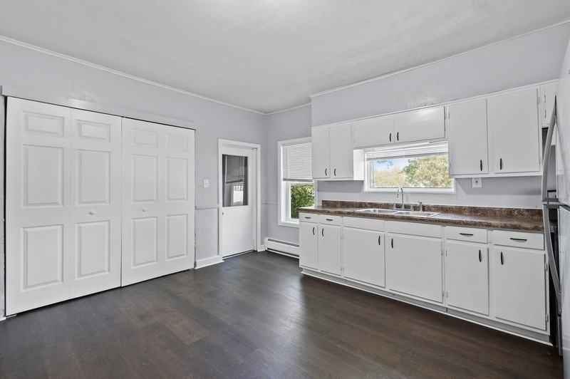 111 Center St - Photo 4 of 16