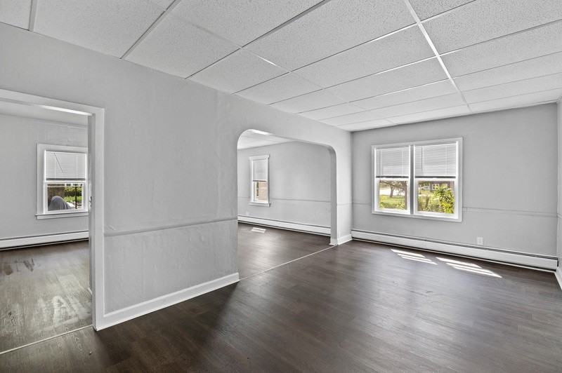 111 Center St - Photo 5 of 16