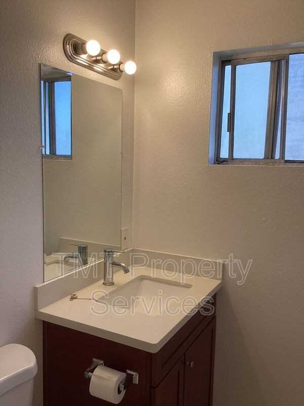 1816 F St #18 - Photo 3 of 10