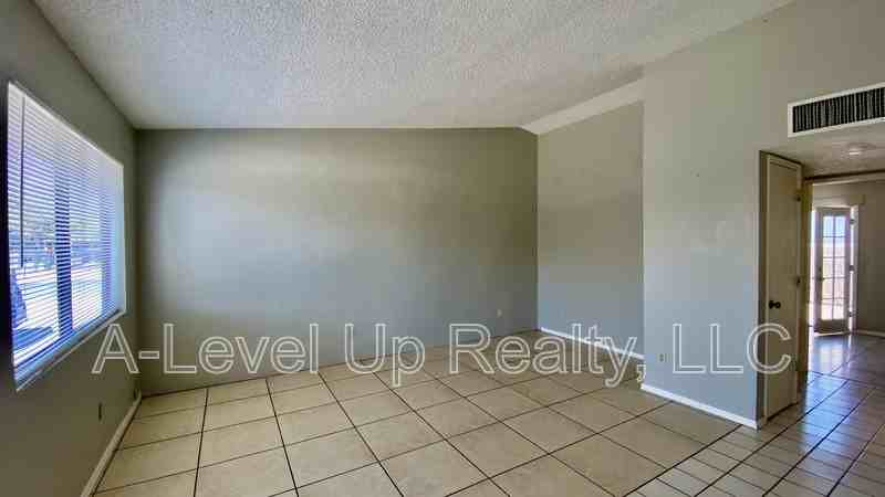 1501 N Riverview Blvd - Photo 2 of 12