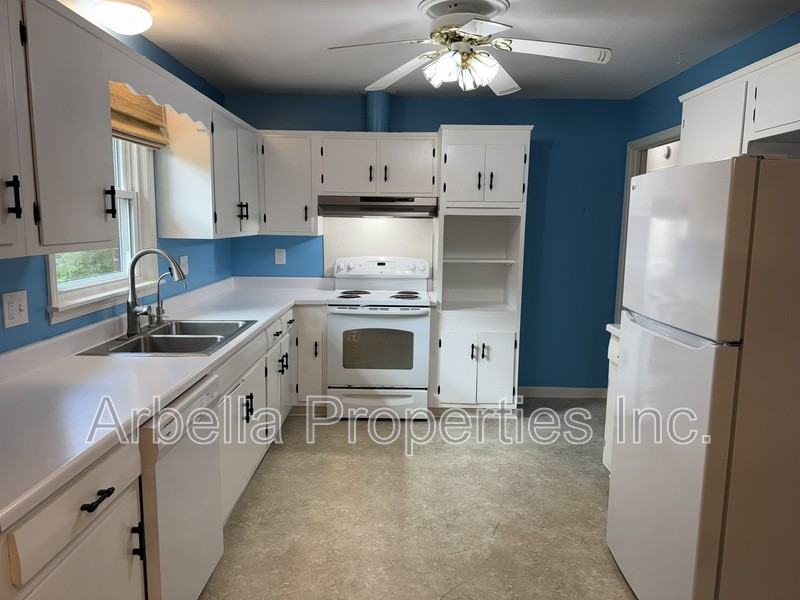 1713 Seward Dr - Photo 3 of 26