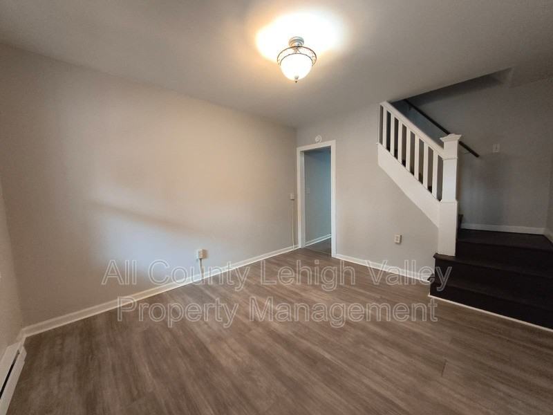 339 W Lincoln St - Photo 4 of 14