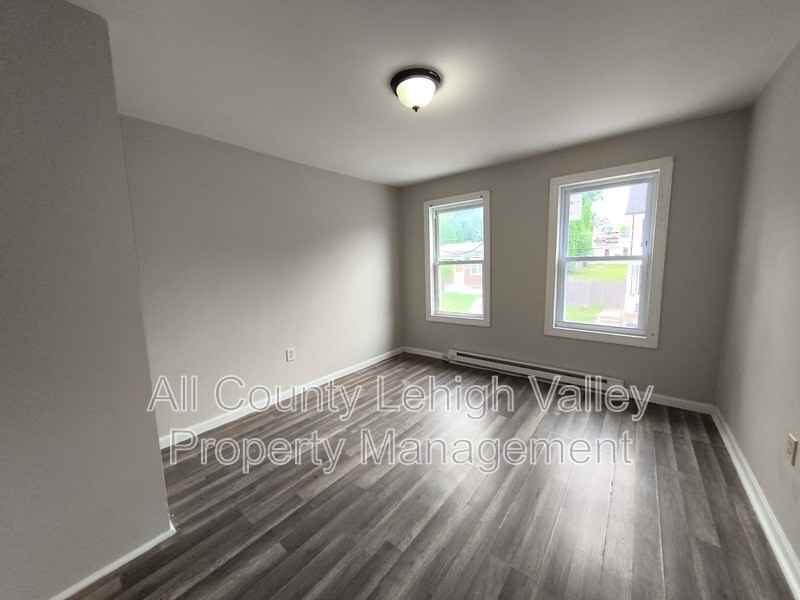 339 W Lincoln St - Photo 7 of 14
