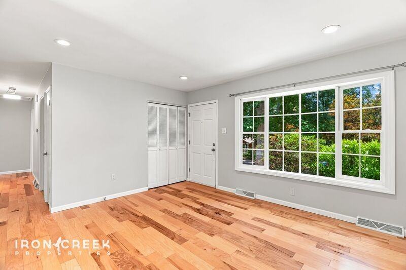 16 King Arthur Pl - Photo 5 of 26