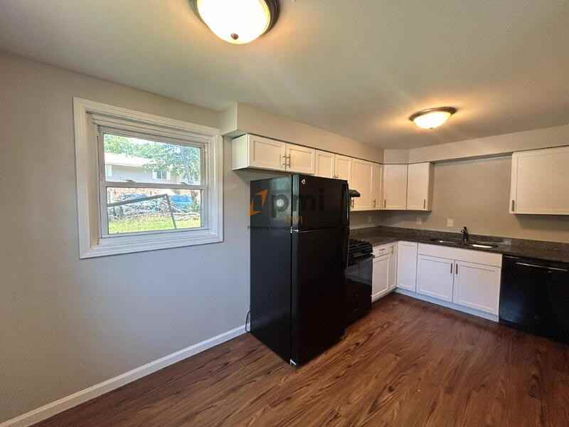 2591 Parkview St #3 - Photo 4 of 16