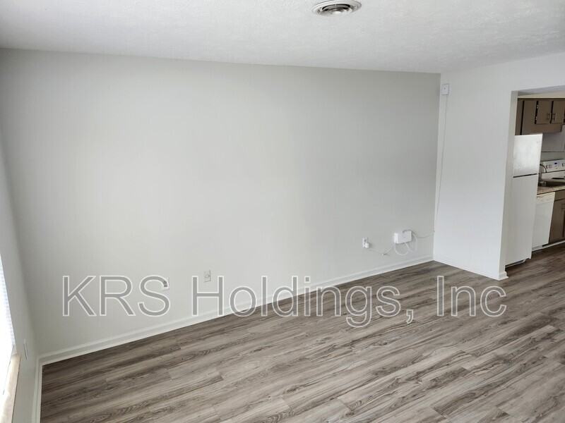 208 Straith St #C23 - Photo 3 of 11