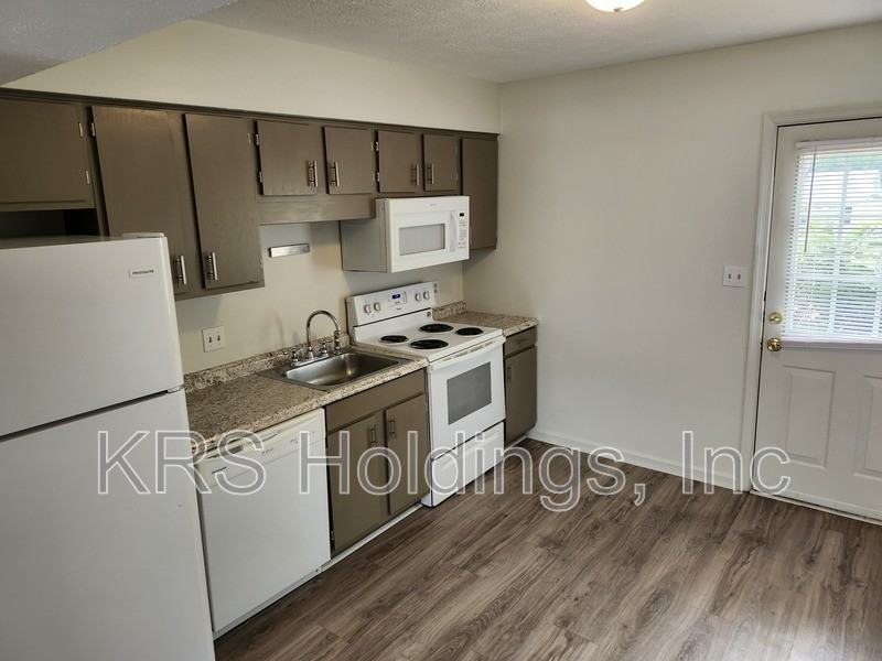 208 Straith St #C23 - Photo 4 of 11