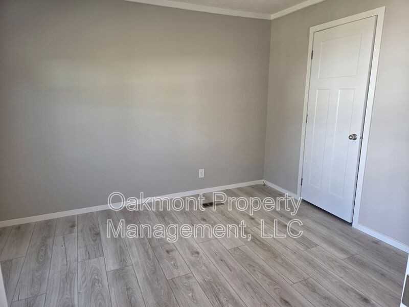 212 Rosewood Dr - Photo 7 of 8