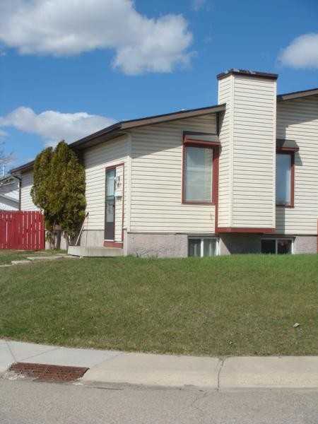 47 Whitman Close Ne - Photo 2 of 12