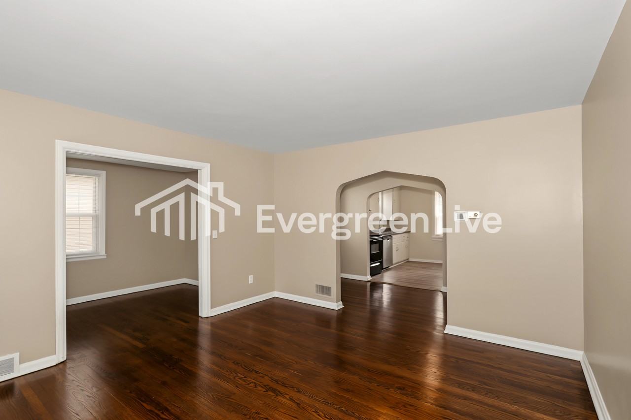 1745 Stevens Ave - Photo 3 of 15