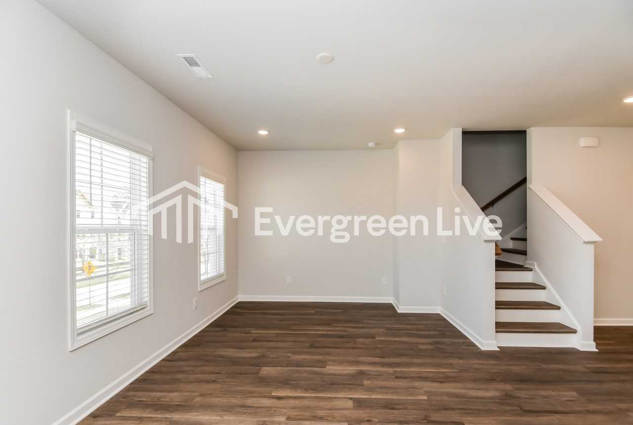 565 Hodge Rd - Photo 2 of 15
