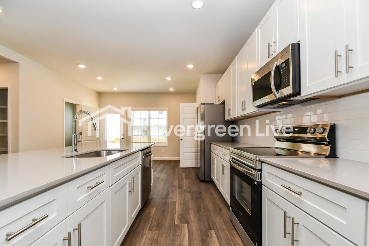 565 Hodge Rd - Photo 3 of 15