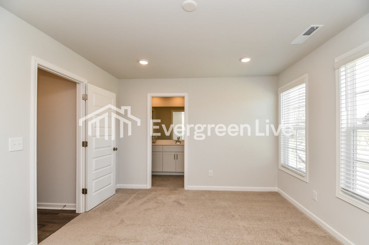 565 Hodge Rd - Photo 4 of 15